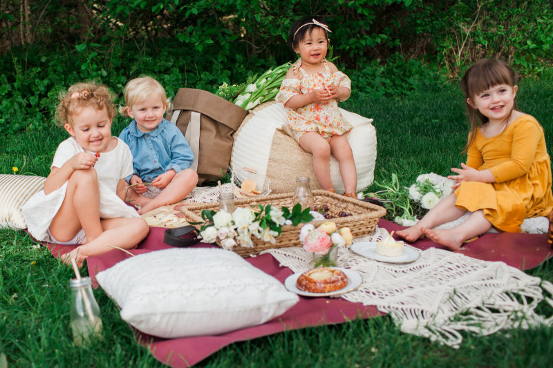 Picnic with little girls